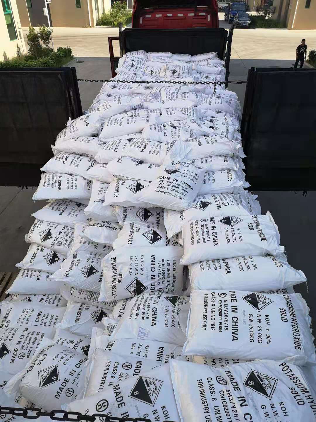 氫氧化鉀變成黑色的原因是什么？